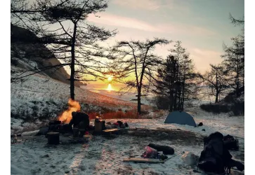 Biwak zimą: Jak przygotować się na nocleg w niskich temperaturach?